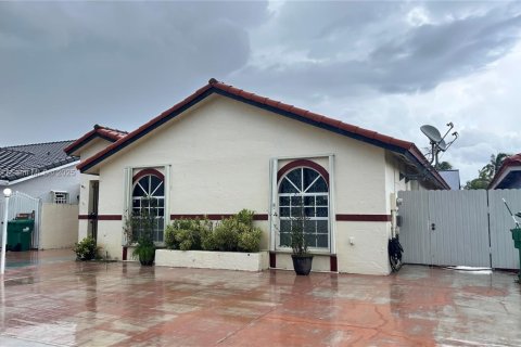 Casa en alquiler en Miami, Florida, 3 dormitorios, 186.73 m2 № 1931948 - foto 3