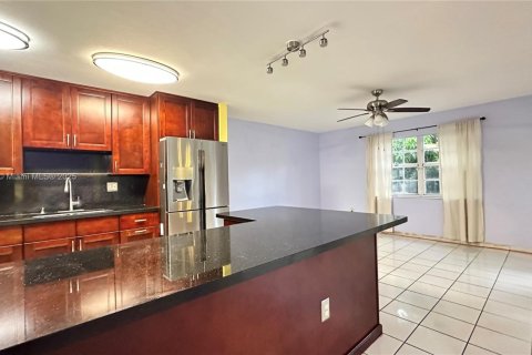 Casa en alquiler en Miami, Florida, 3 dormitorios, 186.73 m2 № 1931948 - foto 6