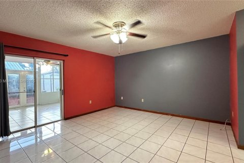 Casa en alquiler en Miami, Florida, 3 dormitorios, 186.73 m2 № 1931948 - foto 15