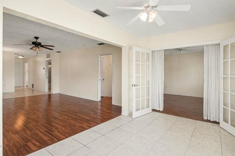 Condo in Bradenton, Florida, 2 bedrooms № 2206950 - photo 19