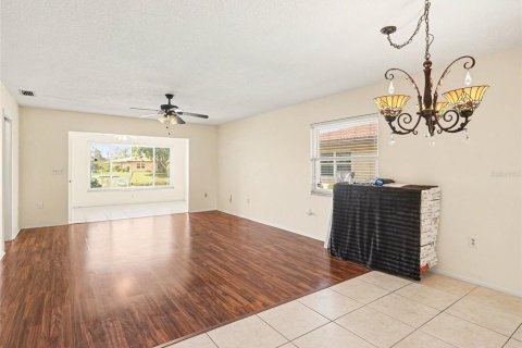 Condo in Bradenton, Florida, 2 bedrooms № 2206950 - photo 9