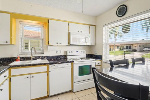 Condo in Bradenton, Florida, 2 bedrooms № 2206950 - photo 13