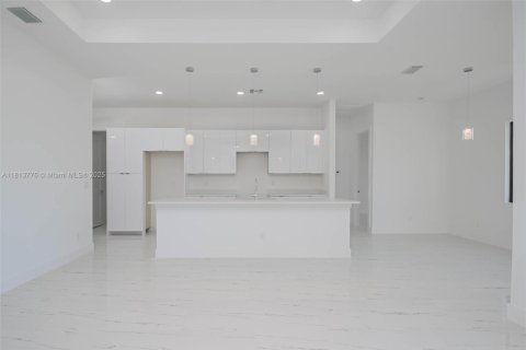 House in Lehigh Acres, Florida 3 bedrooms, 148.92 sq.m. № 1762420 - photo 4