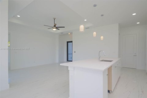 House in Lehigh Acres, Florida 3 bedrooms, 148.92 sq.m. № 1762420 - photo 6