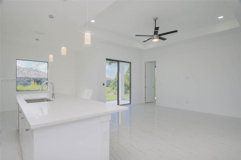 House in Lehigh Acres, Florida 3 bedrooms, 148.92 sq.m. № 1762420 - photo 5
