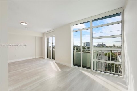 Condominio en alquiler en Miami Beach, Florida, 2 dormitorios, 91.14 m2 № 1993912 - foto 13