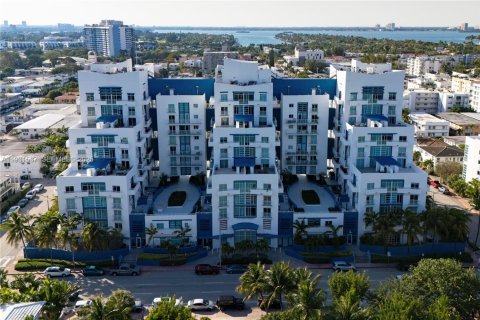 Condominio en alquiler en Miami Beach, Florida, 2 dormitorios, 91.14 m2 № 1993912 - foto 1
