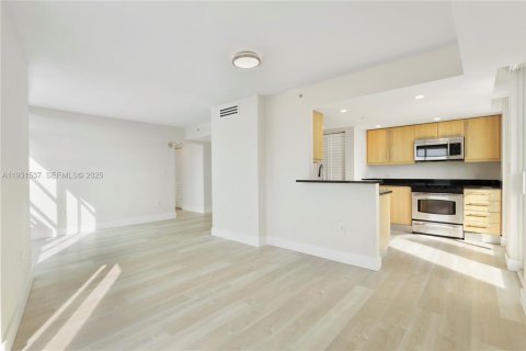Condominio en alquiler en Miami Beach, Florida, 2 dormitorios, 91.14 m2 № 1993912 - foto 2