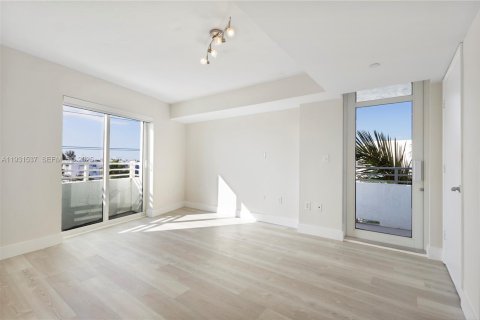 Condominio en alquiler en Miami Beach, Florida, 2 dormitorios, 91.14 m2 № 1993912 - foto 17