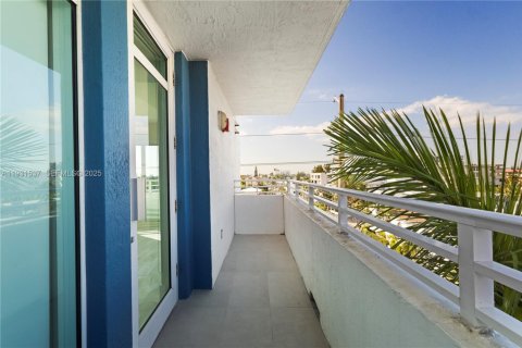 Condominio en alquiler en Miami Beach, Florida, 2 dormitorios, 91.14 m2 № 1993912 - foto 22