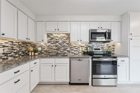 Townhouse in Fern Park, Florida 3 bedrooms, 175.49 sq.m. № 2393745 - photo 6
