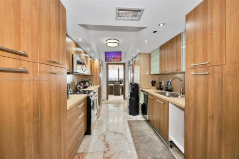 Condo in Bal Harbour, Florida, 2 bedrooms  № 1868443 - photo 16