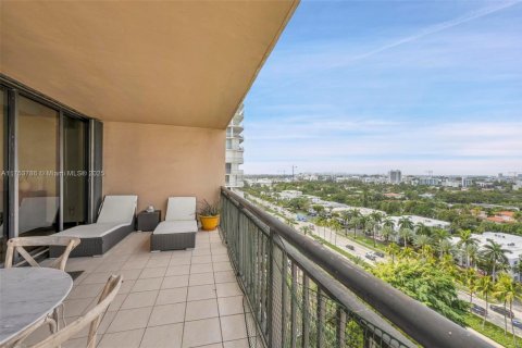 Condo in Bal Harbour, Florida, 2 bedrooms  № 1868443 - photo 12