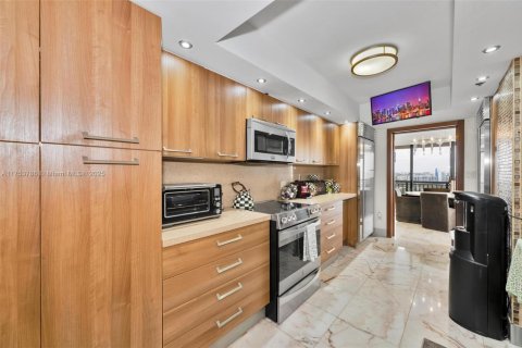 Condo in Bal Harbour, Florida, 2 bedrooms  № 1868443 - photo 17