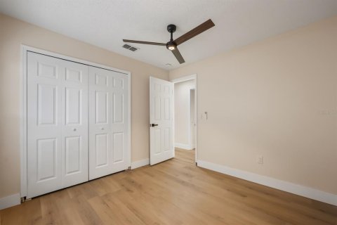 House in Orlando, Florida 4 bedrooms, 116.87 sq.m. № 2402732 - photo 11