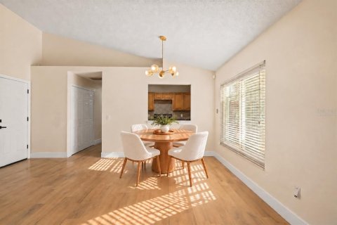 House in Orlando, Florida 4 bedrooms, 116.87 sq.m. № 2402732 - photo 5