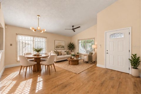 House in Orlando, Florida 4 bedrooms, 116.87 sq.m. № 2402732 - photo 3