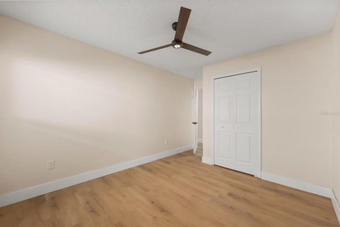 House in Orlando, Florida 4 bedrooms, 116.87 sq.m. № 2402732 - photo 13