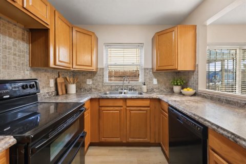 House in Orlando, Florida 4 bedrooms, 116.87 sq.m. № 2402732 - photo 7