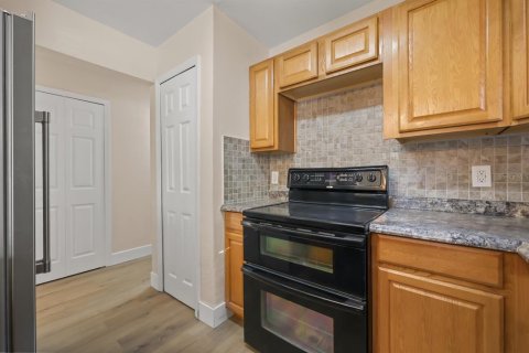 House in Orlando, Florida 4 bedrooms, 116.87 sq.m. № 2402732 - photo 8