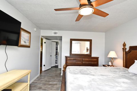 Condo in Cocoa Beach, Florida, 2 bedrooms  № 2108974 - photo 22