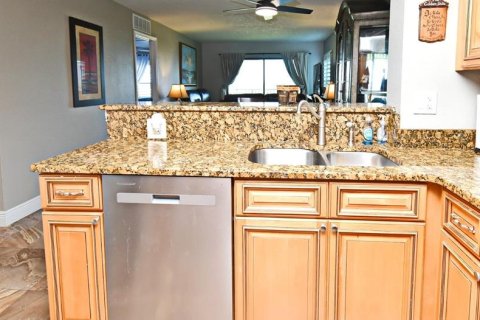 Condo in Cocoa Beach, Florida, 2 bedrooms  № 2108974 - photo 8