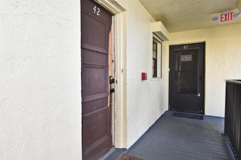 Condo in Cocoa Beach, Florida, 2 bedrooms  № 2108974 - photo 4