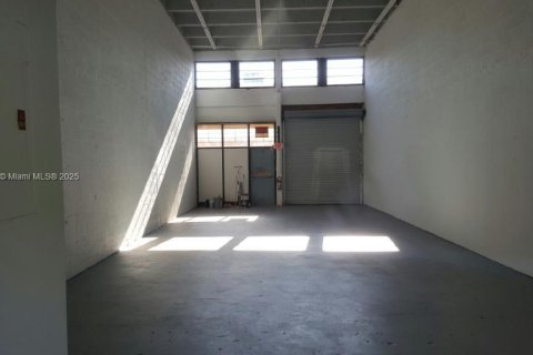 Commercial property in Miami, Florida № 1698820 - photo 3