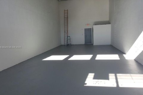 Commercial property in Miami, Florida № 1698820 - photo 2