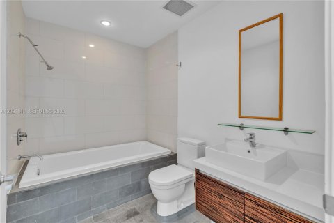 Condo in Miami, Florida, 2 bedrooms  № 2077910 - photo 18