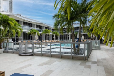 Condo in Miami, Florida, 2 bedrooms  № 2077910 - photo 23