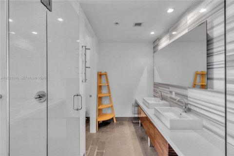 Condo in Miami, Florida, 2 bedrooms  № 2077910 - photo 13
