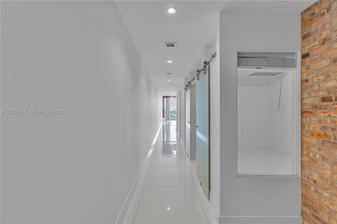 Condo in Miami, Florida, 2 bedrooms  № 2077910 - photo 19