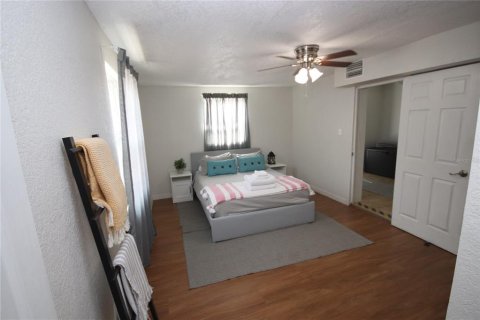 House in Tampa, Florida 4 bedrooms, 129.23 sq.m. № 2229592 - photo 14