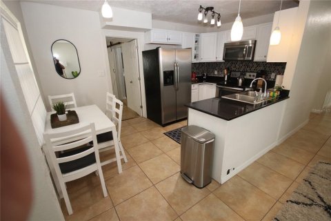 House in Tampa, Florida 4 bedrooms, 129.23 sq.m. № 2229592 - photo 6