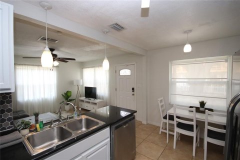 House in Tampa, Florida 4 bedrooms, 129.23 sq.m. № 2229592 - photo 5