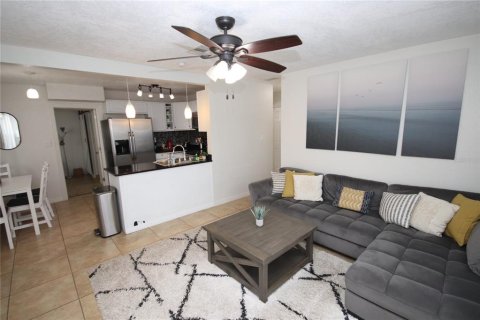 House in Tampa, Florida 4 bedrooms, 129.23 sq.m. № 2229592 - photo 3