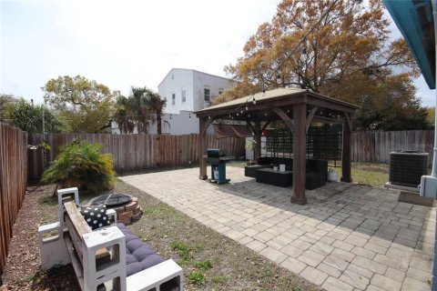 House in Tampa, Florida 4 bedrooms, 129.23 sq.m. № 2229592 - photo 2