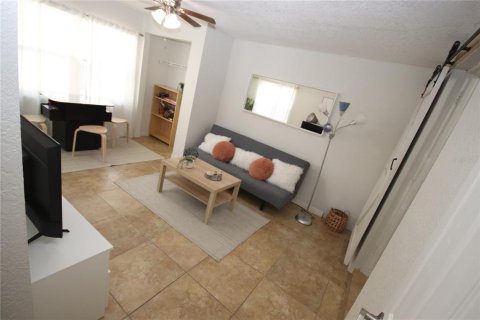House in Tampa, Florida 4 bedrooms, 129.23 sq.m. № 2229592 - photo 8