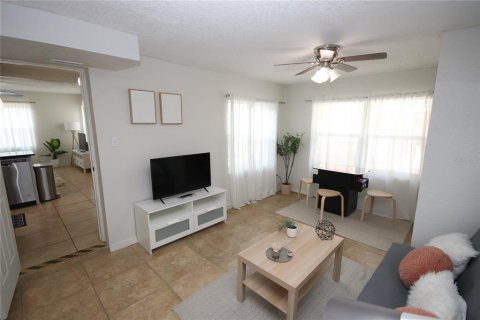 House in Tampa, Florida 4 bedrooms, 129.23 sq.m. № 2229592 - photo 11