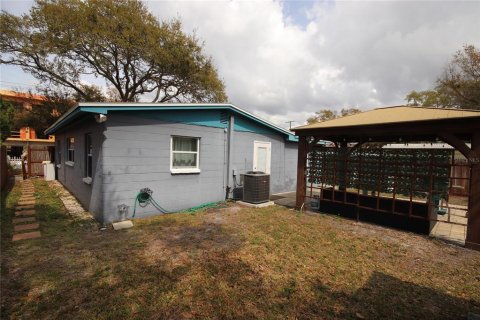House in Tampa, Florida 4 bedrooms, 129.23 sq.m. № 2229592 - photo 26