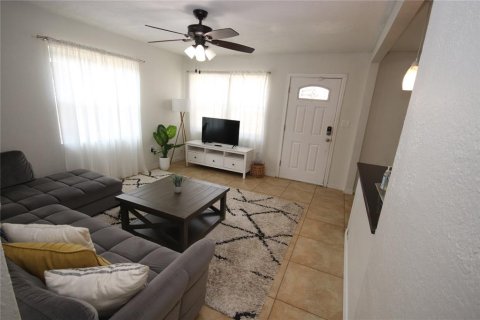 House in Tampa, Florida 4 bedrooms, 129.23 sq.m. № 2229592 - photo 9