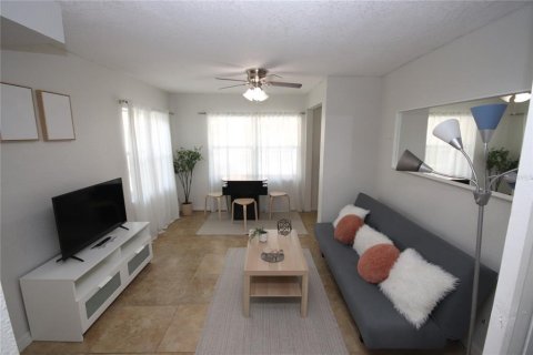 House in Tampa, Florida 4 bedrooms, 129.23 sq.m. № 2229592 - photo 4