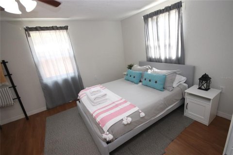 House in Tampa, Florida 4 bedrooms, 129.23 sq.m. № 2229592 - photo 17
