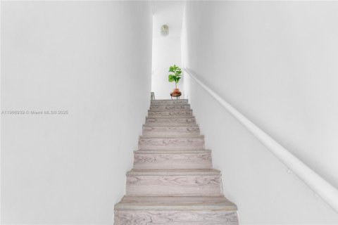Townhouse in Miami, Florida 3 bedrooms, 151.34 sq.m. № 2012512 - photo 18