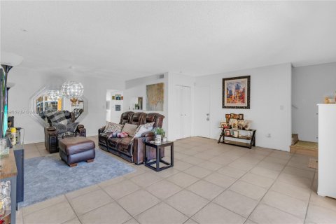 Townhouse in Miami, Florida 3 bedrooms, 151.34 sq.m. № 2012512 - photo 8