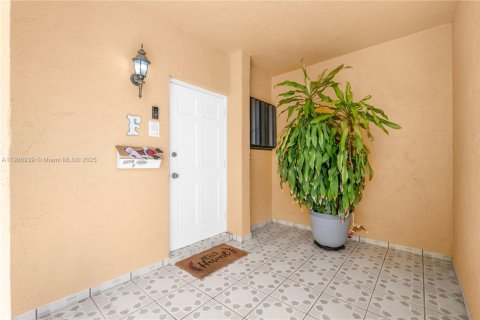 Townhouse in Miami, Florida 3 bedrooms, 151.34 sq.m. № 2012512 - photo 3