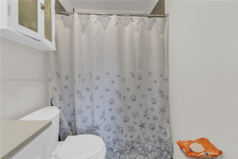 Townhouse in Miami, Florida 3 bedrooms, 151.34 sq.m. № 2012512 - photo 22