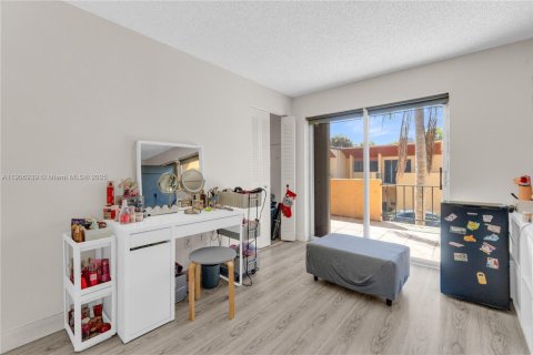 Townhouse in Miami, Florida 3 bedrooms, 151.34 sq.m. № 2012512 - photo 20