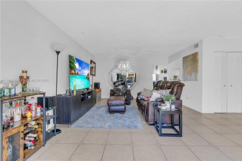 Townhouse in Miami, Florida 3 bedrooms, 151.34 sq.m. № 2012512 - photo 5